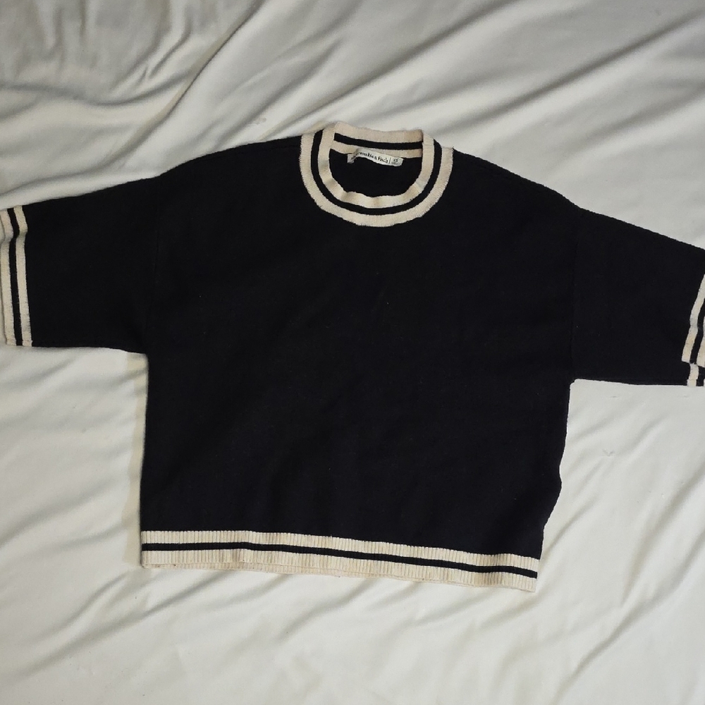 Black and Cream Abercrombie And Fitch Sweater Top
